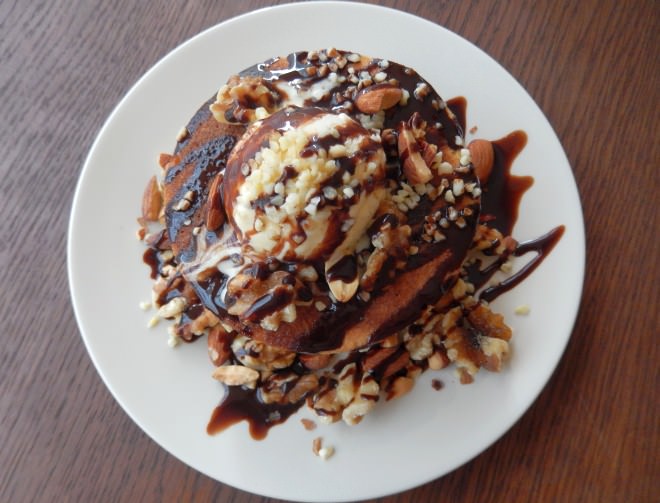 The toppings are full! Chocolate & nuts pancakes