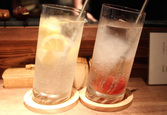 ナナメに立つおしゃれなグラス！レモンサワー（左）と梅干しサワー（右）