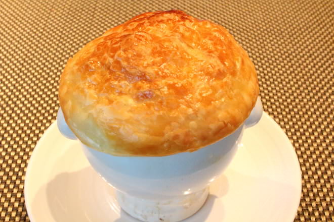 シェフズライブキッチン「ファーストディッシュ」：トリュフが香る茶碗蒸しを添えたスープ