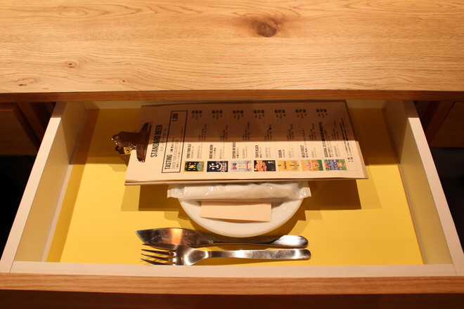 When you open the drawer of each table, you can see the tableware