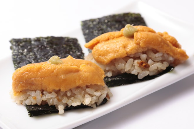 Sea urchin rice wrapped in sea urchin