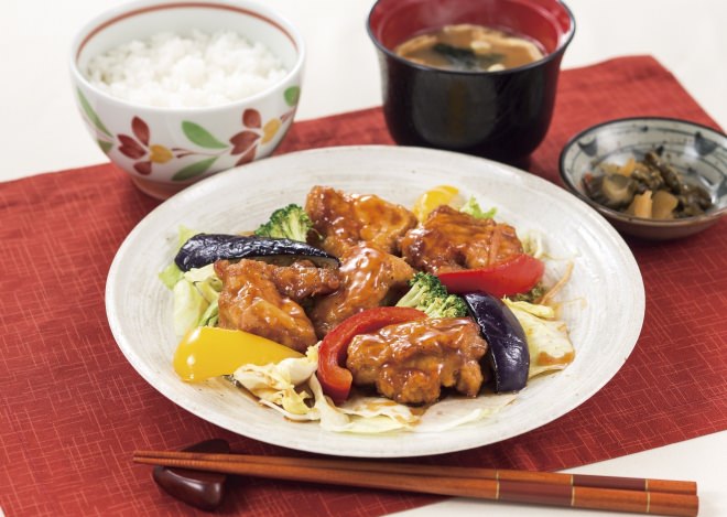 Black vinegar sauce set meal of young chicken and colorful vegetables